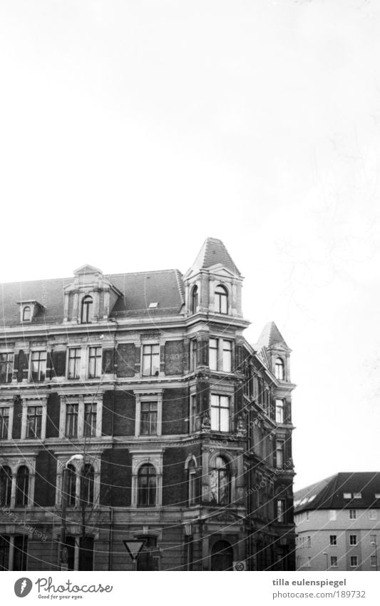 - Haus Renovieren Leipzig Deutschland Stadt Altstadt Menschenleer Gebäude Fassade Fenster Stein alt authentisch dunkel Originalität trist schwarz weiß ruhig