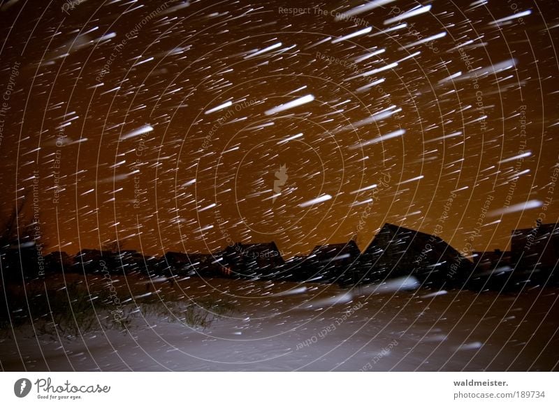 In einer Winternacht Nachthimmel Sturm Eis Frost Schnee Schneefall Dorf Kleinstadt Haus Einfamilienhaus frieren bedrohlich Geborgenheit Häusliches Leben