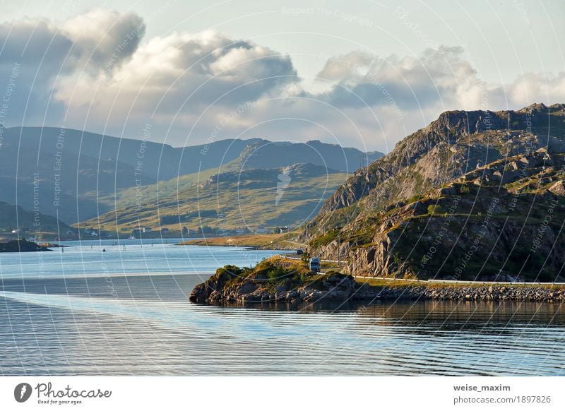 Norwegen-Straße auf Küstenlinie eines Fjords. Nordischer sonniger Sommertag Ferien & Urlaub & Reisen Ausflug Abenteuer Meer Insel Berge u. Gebirge Landschaft