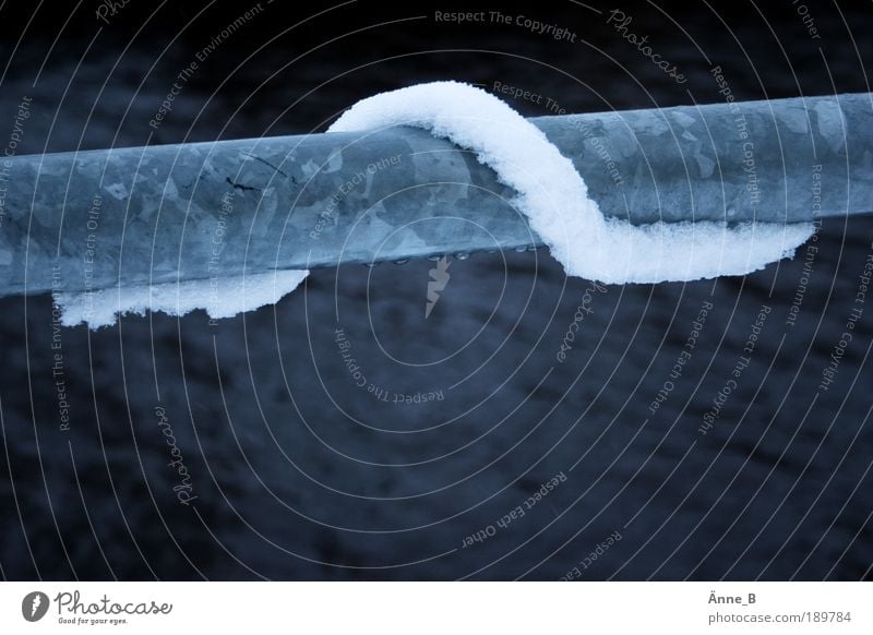 Leise schleicht sich der Schnee Winter Wasser schlechtes Wetter Eis Frost Küstenkanal Hafen Geländer Wurm Metall Linie biegen Bewegung kalt lang blau schwarz