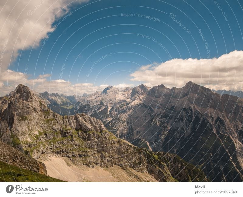 Bergblick Umwelt Natur Landschaft Urelemente Erde Himmel Wolken Horizont Sonne Sommer Wetter Schönes Wetter Gras Sträucher Felsen Alpen Berge u. Gebirge Gipfel