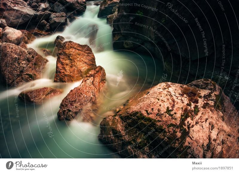 Running Water Umwelt Natur Wasser Sommer Felsen Alpen Berge u. Gebirge Schlucht Klamm Bach Fluss Wasserfall wandern Flüssigkeit Felsenschlucht Farbfoto