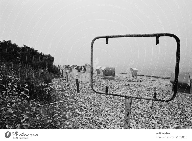 Kühlungsborn, 1987 Strand Sand Strandkorb Nebensaison Nachsaison Ferien & Urlaub & Reisen Meer Ostsee Nebel trüb Abend Dämmerung Schilder & Markierungen Rahmen