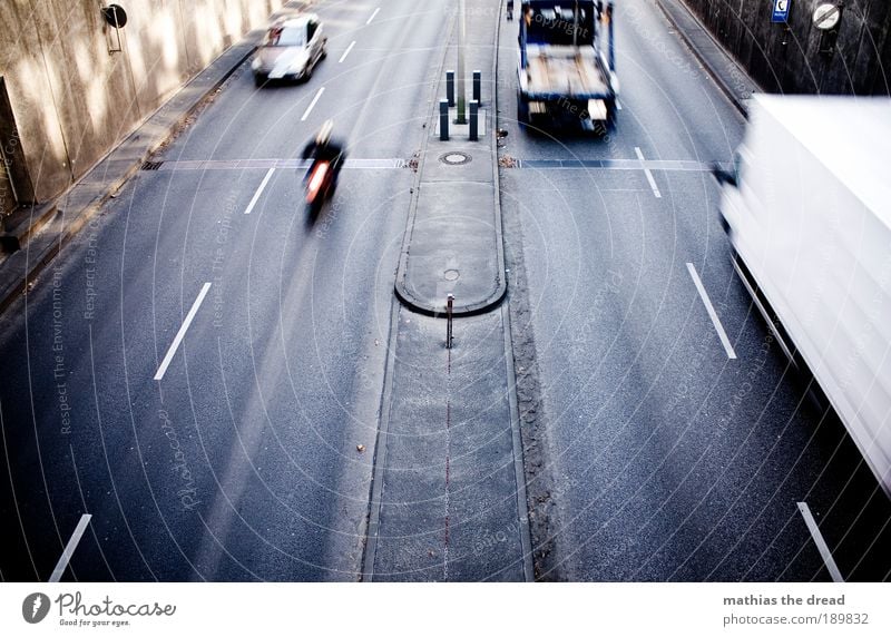 FOUR LINES Stadt Hauptstadt Verkehr Verkehrsmittel Verkehrswege Berufsverkehr Güterverkehr & Logistik Straßenverkehr Autofahren Autobahn Tunnel Fahrzeug PKW