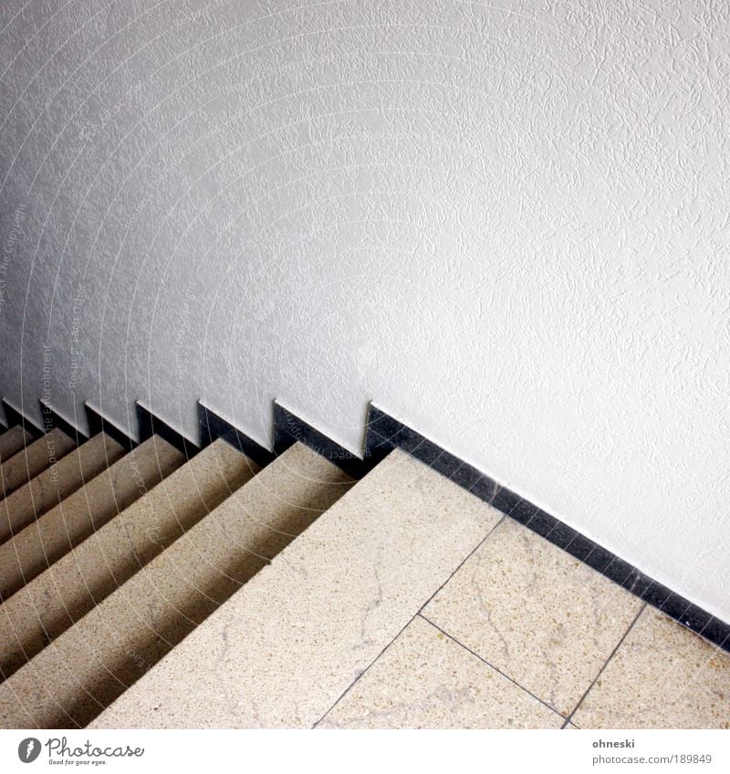 Downstairs Haus Einfamilienhaus Bauwerk Gebäude Mauer Wand Treppe schwarz weiß Treppenhaus Fliesen u. Kacheln Zickzack Gedeckte Farben Innenaufnahme abstrakt