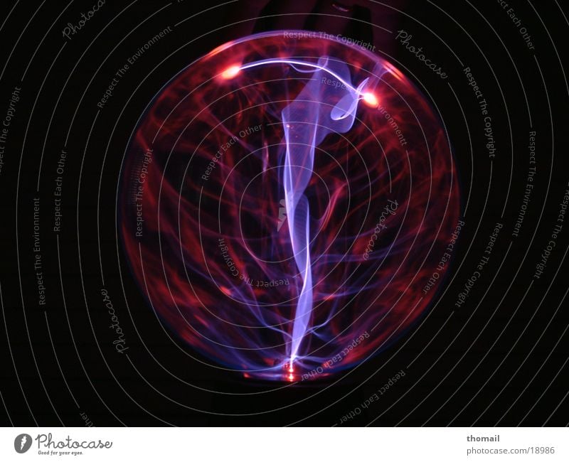 Plasmakugel Blitze violett bezaubernd geheimnisvoll entladen Licht Lampe dunkel Zauberei u. Magie Wissenschaften blau Brand Energiewirtschaft elektronen