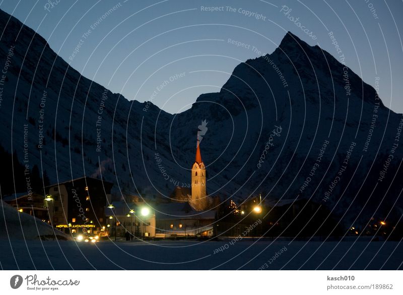 Galtür bei Nacht Dorf Menschenleer Kirche Architektur Erholung Ferien & Urlaub & Reisen träumen kalt Sauberkeit Vertrauen Sicherheit Romantik ruhig