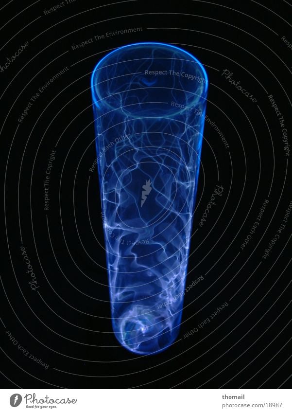 Blaues Plasma Blitze bezaubernd geheimnisvoll entladen Licht Lampe dunkel Zauberei u. Magie Wissenschaften blau Brand Energiewirtschaft elektronen