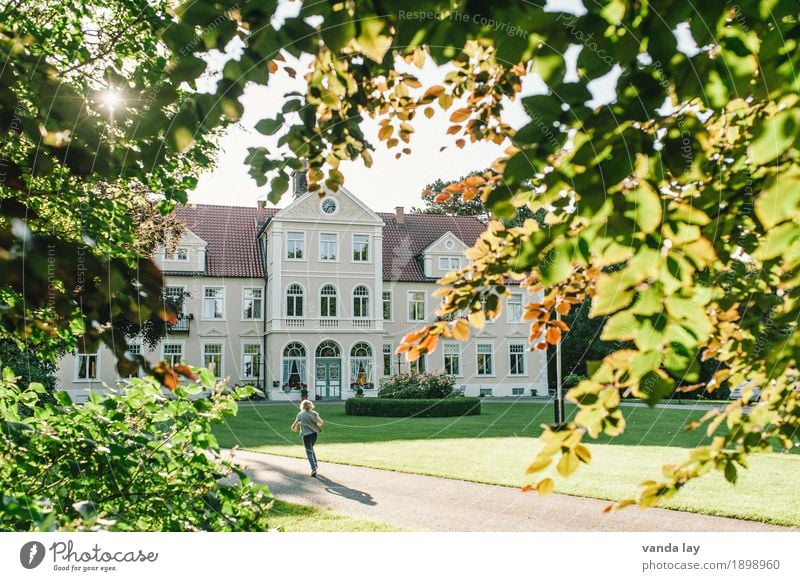 Landgut Ferien & Urlaub & Reisen Tourismus Sommer Sommerurlaub Sonne Häusliches Leben Wohnung Haus Traumhaus Garten Kind Kleinkind Mädchen Kindheit 1 Mensch