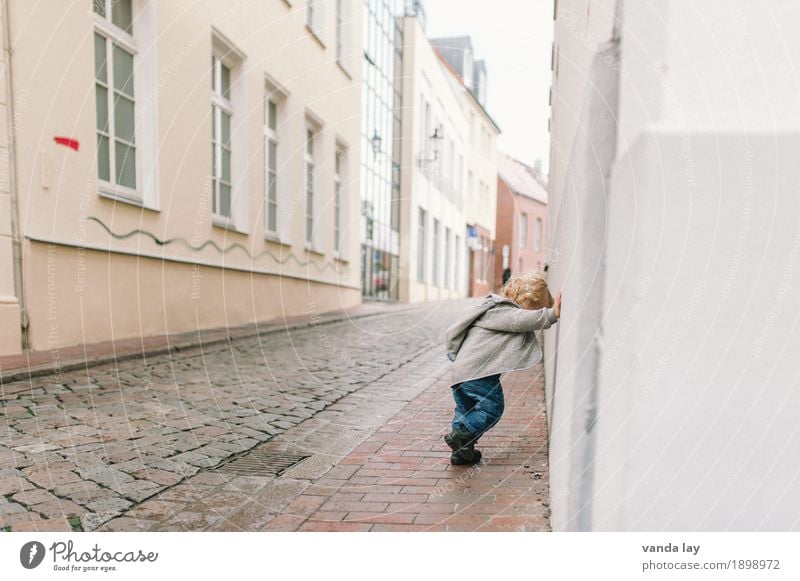 Schieben Haus Mensch Kind Kleinkind Mädchen Junge Kindheit 1 1-3 Jahre Bauwerk Gebäude Mauer Wand schieben drücken Farbfoto Gedeckte Farben Außenaufnahme