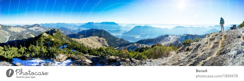 Frau mit Rucksack vor Alpenpanorama am Trainsjoch Erholung Ferien & Urlaub & Reisen Sport Erwachsene Natur Fitness Einsamkeit Freizeit & Hobby Horizont Umwelt