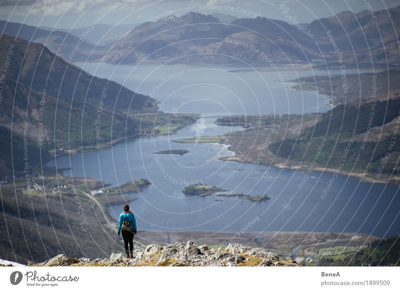 Frau wandert an Berg mit Blick auf Loch Leven, Schottland Ferien & Urlaub & Reisen Erwachsene Natur Fitness Abenteuer entdecken erleben Freizeit & Hobby