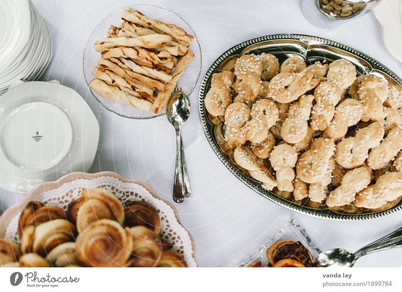 Kaffeetafel Teigwaren Backwaren Brot Brötchen Croissant Kuchen Dessert Süßwaren Marmelade Plätzchen Ernährung Kaffeetrinken Büffet Brunch Geschirr Teller