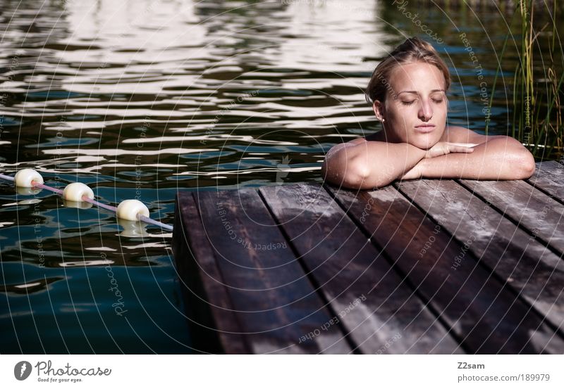 endlich urlaub Erholung ruhig Schwimmen & Baden Freizeit & Hobby Schwimmbad feminin Junge Frau Jugendliche Kopf 1 Mensch 18-30 Jahre Erwachsene Natur Landschaft