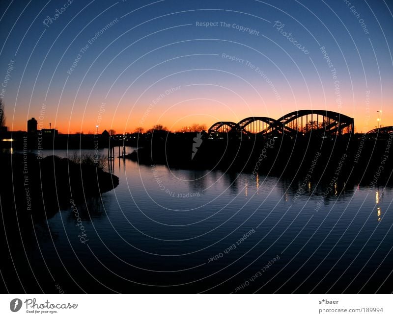 Die Brücken am Fluss Landschaft Wasser Himmel Wolkenloser Himmel Nachthimmel Herbst Schönes Wetter Flussufer Nordsee Ostsee Hamburg Hafenstadt Stadtrand