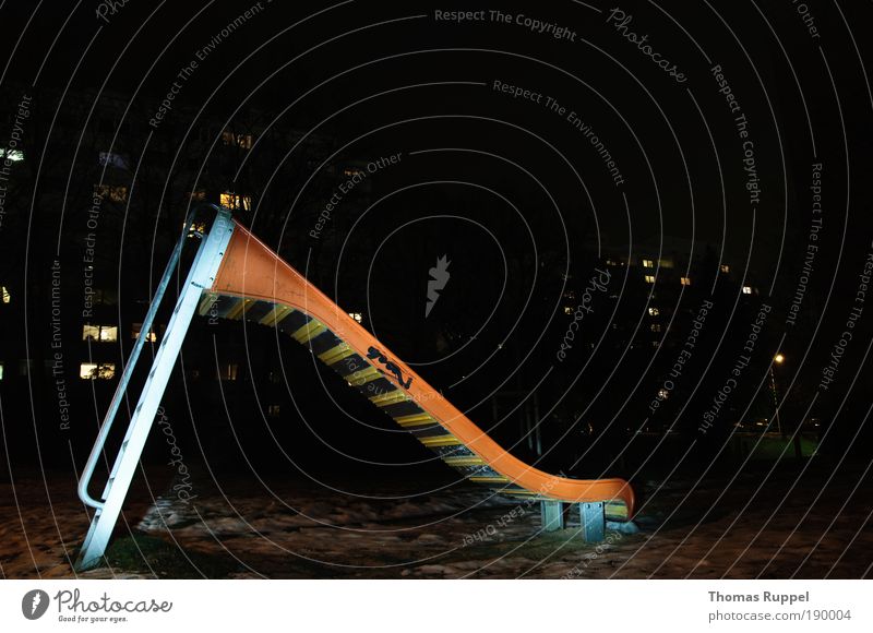 Nachtrutsche Freizeit & Hobby Spielen Kinderspiel Kleinstadt Menschenleer Hochhaus Spielplatz Rutsche dunkel gelb Einsamkeit Freude Kindheit Farbfoto