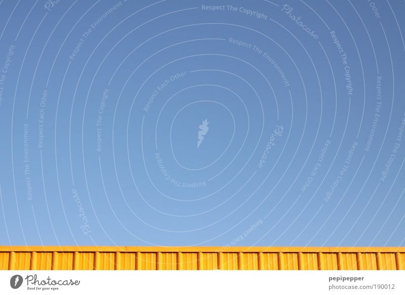gelb auf blau Arbeit & Erwerbstätigkeit Arbeitsplatz Industrie Güterverkehr & Logistik Baustelle Luft Himmel nur Himmel Wolkenloser Himmel Sommer
