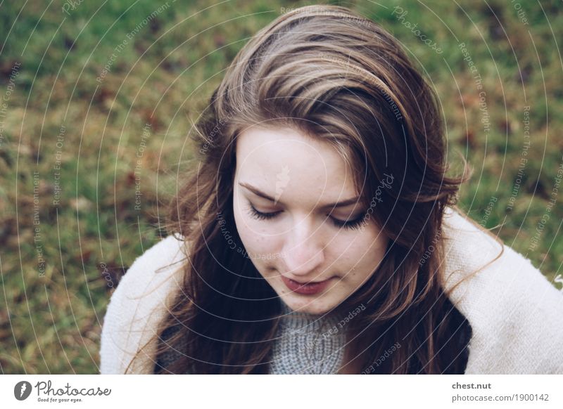 beautiful look down Junge Frau Jugendliche Schwester Kopf Gesicht 1 Mensch 18-30 Jahre Erwachsene Winter Schal brünett blond langhaarig Erholung Lächeln träumen