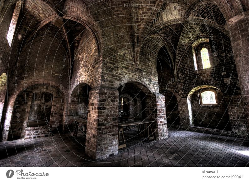 Tageslicht Tourismus Ausflug Sightseeing Sommer Kleinstadt Kirche Architektur Mauer Wand Sehenswürdigkeit Freizeit & Hobby geheimnisvoll Glaube