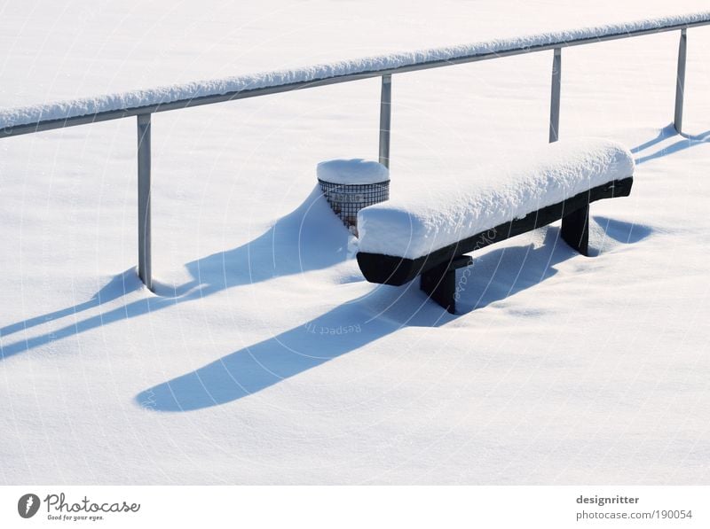 Snowboard Schnee Winterurlaub Ballsport Fußballplatz Stadion Wetter Schönes Wetter Eis Frost geduldig ruhig Winterschlaf Schneedecke ruhen Frieden Farbfoto