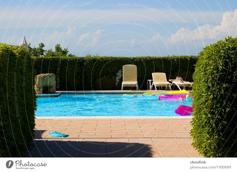 Stühle am Pool Freude Glück sportlich Wohlgefühl Erholung ruhig Spa Schwimmbad Schwimmen & Baden Freizeit & Hobby Ferien & Urlaub & Reisen Sommerurlaub Sonne