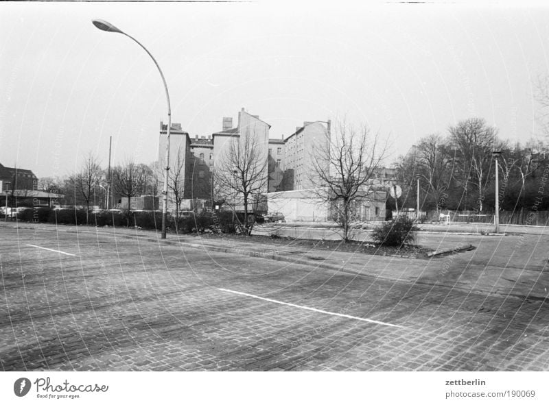 Ostberlin, 1987 Berlin Straße Straßenverkehr Haus Friedrichshain Laterne Kopfsteinpflaster leer ausdruckslos Menschenleer