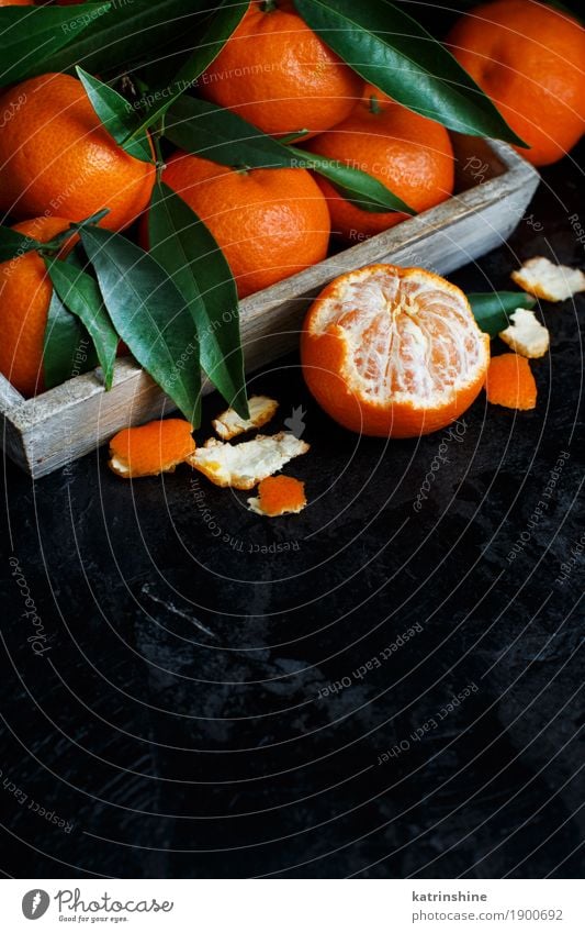 Mandarinen mit Blättern in einer Box Frucht Dessert Ernährung Tafel Blatt dunkel hell lecker grün schwarz Verfall Weihnachten essen Lebensmittel Feinschmecker