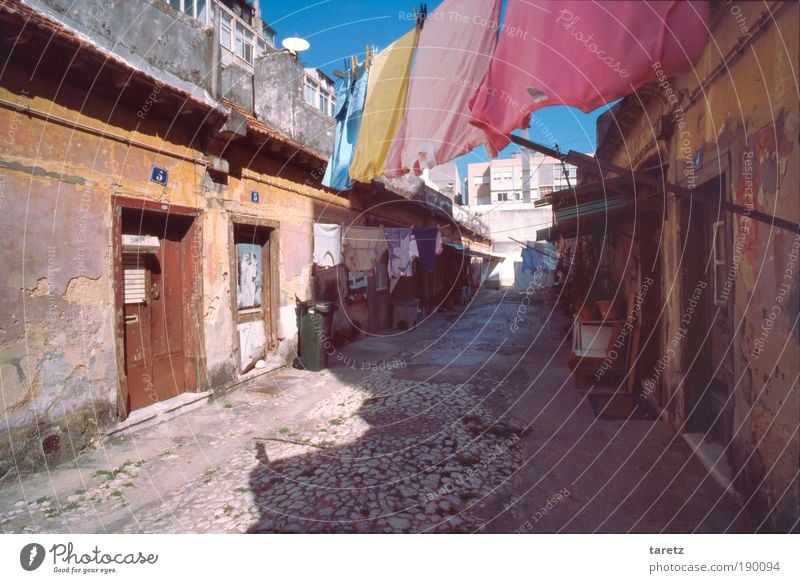 Seitengasse in Lissabon Wohnung Renovieren Hauptstadt Stadtzentrum Altstadt Einfamilienhaus Hochhaus Fassade alt Armut authentisch dreckig einfach Verfall Gasse