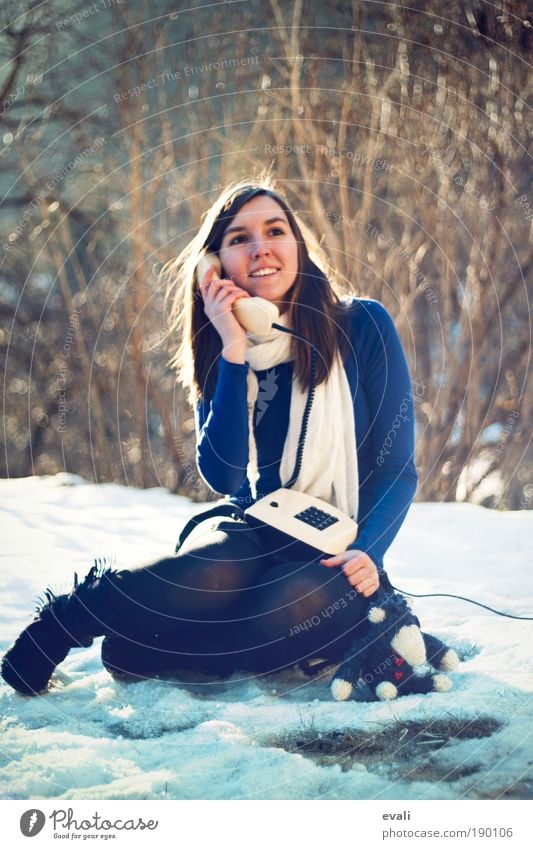 Sonnenscheingespräch Telefon Mensch feminin Junge Frau Jugendliche Erwachsene 1 18-30 Jahre Natur Winter Schönes Wetter Garten Park Rock Schal Stiefel brünett