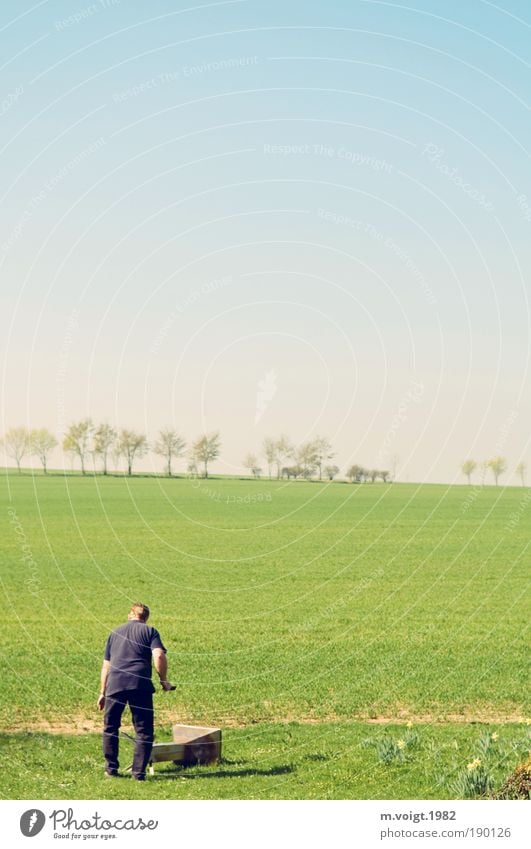 Frühjahrsputz Häusliches Leben Garten maskulin Mann Erwachsene Landschaft Wolkenloser Himmel Horizont Frühling Schönes Wetter Wiese Feld Grill Grillsaison