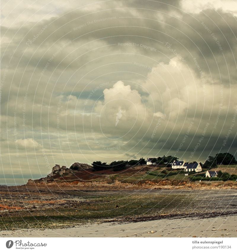 . Ferien & Urlaub & Reisen Tourismus Freiheit Strand Meer Haus Natur Luft Wolken Gewitterwolken Horizont Herbst Klima schlechtes Wetter Unwetter Küste Dorf