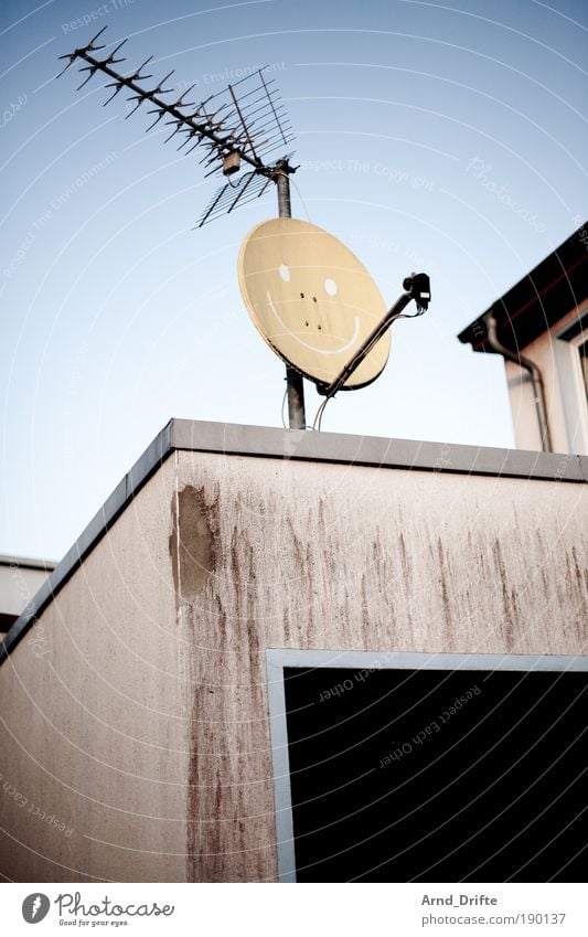 Happy TV Haus Telekommunikation Fernseher Unterhaltungselektronik Fernsehen Himmel Dorf Einfamilienhaus Gebäude Architektur Mauer Wand Antenne Satellitenantenne