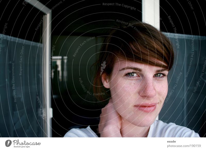 sorry, hab verschlafen. Häusliches Leben Schlafzimmer Kopf Gesicht Auge Hand Fenster Tür rothaarig Glas berühren Denken Lächeln leuchten träumen authentisch