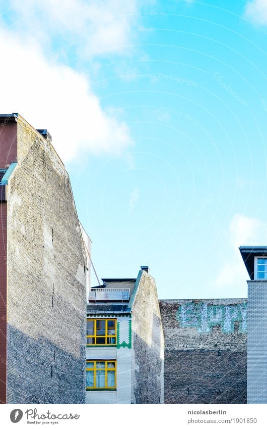 Tell me why this has to end Häusliches Leben Wohnung Haus Renovieren Umzug (Wohnungswechsel) Himmel Stadt Gebäude Architektur Mauer Wand Fenster Dach alt trist