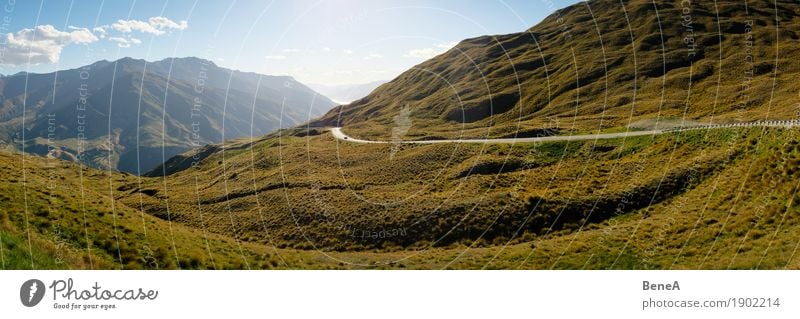 Paßstraße windet sich durch grüne Hügellandschaft Natur Landschaft Pflanze Himmel Gras Sträucher Moos Alpen Berge u. Gebirge Pass Gipfel Queenstown Neuseeland