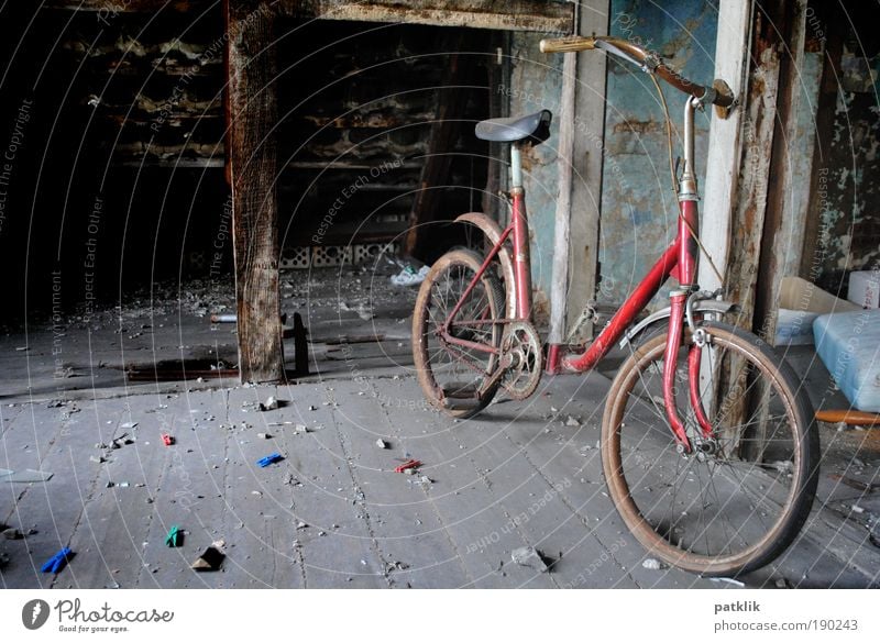 Fundstück der Woche retro Dachboden dachbodenfund Fahrrad vergessen Einsamkeit rot Pedal Lenker Reifen Sattel alt Staub dreckig gehen Kontrast verloren Rest