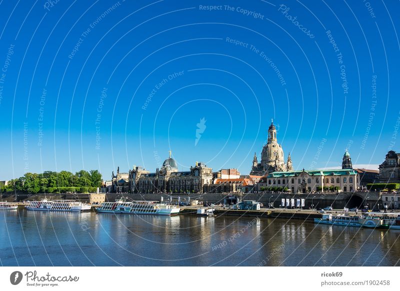 Blick über die Elbe auf die Altstadt von Dresden Ferien & Urlaub & Reisen Tourismus Studium Fluss Hauptstadt Architektur Sehenswürdigkeit Dampfschiff