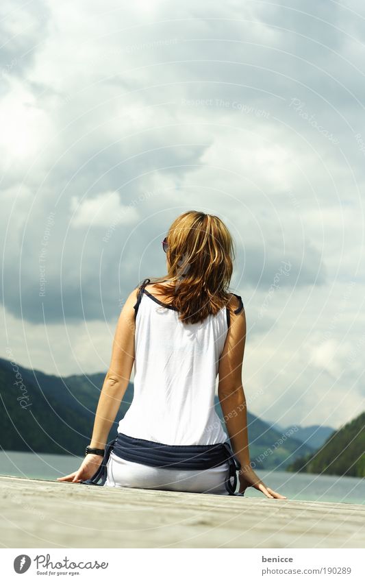 Ausblick Aussicht Frau Mensch See Ferien & Urlaub & Reisen Wasser sitzen beobachten Sommer Frühling Erholung Einsamkeit eine Person Berge u. Gebirge Österreich