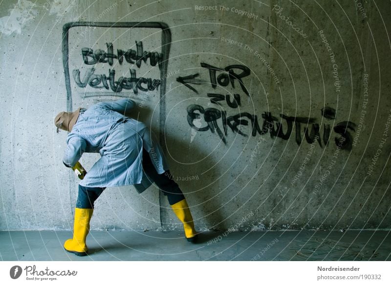 Verschlossen Alkohol Spirituosen Flasche Mann Erwachsene Gebäude Mauer Wand Türspion Arbeitsbekleidung Gummistiefel Hut Beton Zeichen Schriftzeichen Graffiti