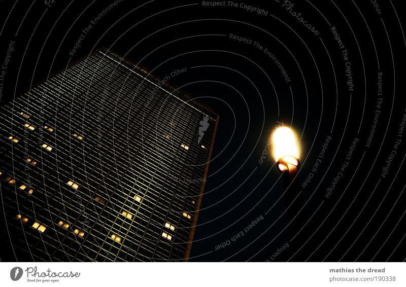 DARK TOWER Stadt Skyline Hochhaus Platz Turm Bauwerk Gebäude Architektur dunkel eckig hoch kalt Fassade Fenster Glasfassade Licht schlafen Hotel Hotelzimmer