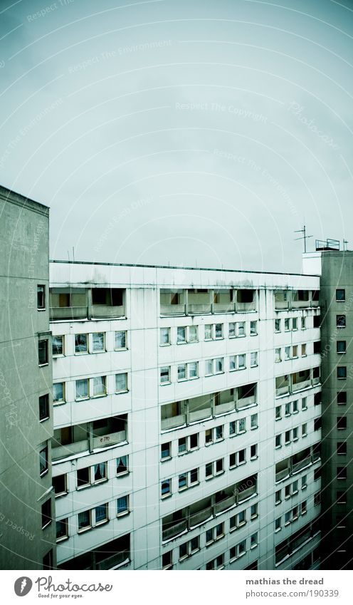 PLATTE Skyline Hochhaus Bauwerk Gebäude Architektur Fassade Fenster Tür Dach bedrohlich dreckig dunkel trist Stadt Armut Endzeitstimmung kalt Krise Verfall