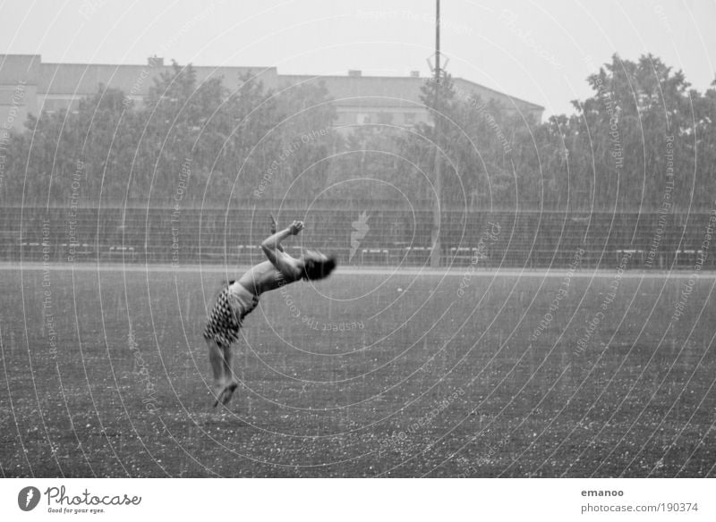 hagelsport Lifestyle Stil Freude Sport Sportler Turnen Turner Akrobatik Salto Rückwärtssalto springen Kraft Kontrolle Hagel Fußballplatz maskulin 18-30 Jahre