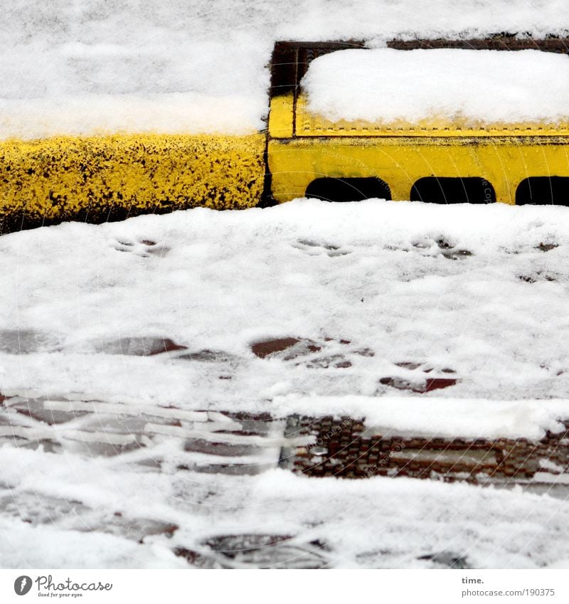 Schwarzgelbe Geschäfte Gully Abfluss Straße Bordsteinkante Schnee Außenaufnahme blenden 3 Begrenzung Wasser Unterwelt Spuren Reifenspuren Fußspur Farbfoto Tag