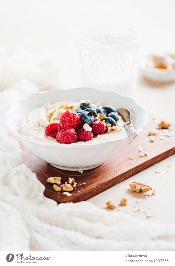 Porridge mit frischen Früchten porridge overnight oats Haferflocken Gesundheit Gesunde Ernährung Essen Foodfotografie Frühstück Frucht Himbeeren Blaubeeren