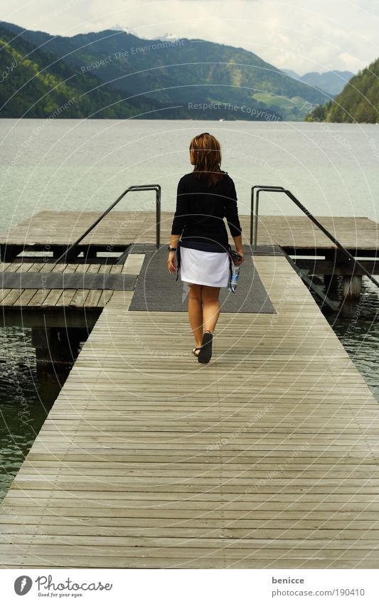 Walk frau Mensch Steg See Teich Berge u. Gebirge gehe Spaziergang gehen jung Wasser Sommer Frühling Jacke Rock Holz Einsamkeit Aussicht Ferien & Urlaub & Reisen