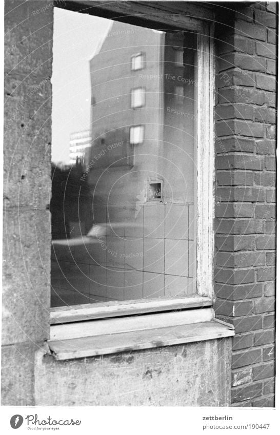 Fenster Spiegel Spiegelbild wirklich Haus Fassade PKW kraftfahrzeug Glas Fensterscheibe Scheibe Mauer gemauert