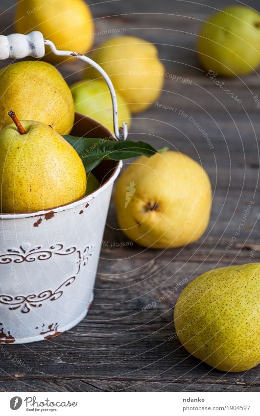 Reife gelbe Birnen in einem Eiseneimer, graue alte Holzoberfläche Frucht Dessert Ernährung Vegetarische Ernährung Diät Geschirr Sommer Tisch Natur Herbst frisch