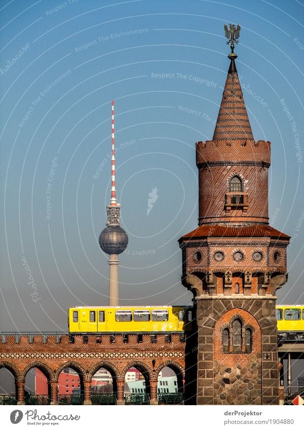 Oberbaumbrücke im Winter V Totale Starke Tiefenschärfe Sonnenstrahlen Sonnenlicht Reflexion & Spiegelung Kontrast Schatten Außenaufnahme Textfreiraum unten