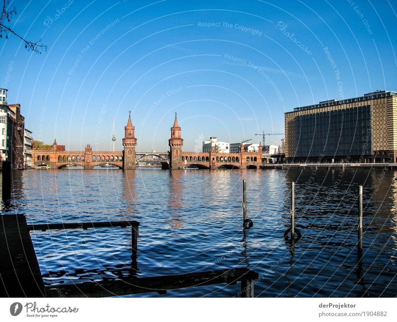 Oberbaumbrücke mit Fernsehturm in der Ferne Muster abstrakt Urbanisierung Hauptstadt Textfreiraum rechts Textfreiraum links Coolness Textfreiraum Mitte