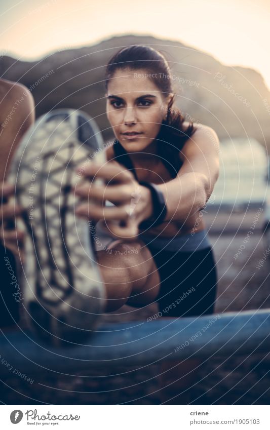 Kaukasischer weiblicher Erwachsener, der Beine nach dem Laufen des Trainings ausdehnt Lifestyle Freude Körper sportlich Fitness Leben Wohlgefühl